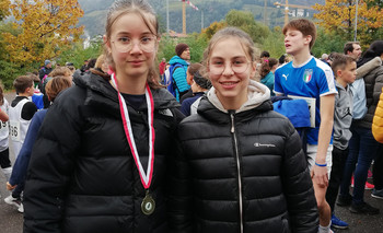 Lena Vorhauser (T 1) und Veronika Cagol (SV 2B)