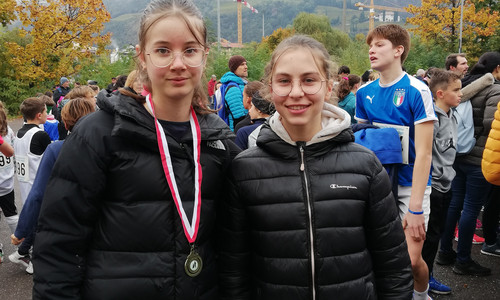 Lena Vorhauser (T 1) und Veronika Cagol (SV 2B)